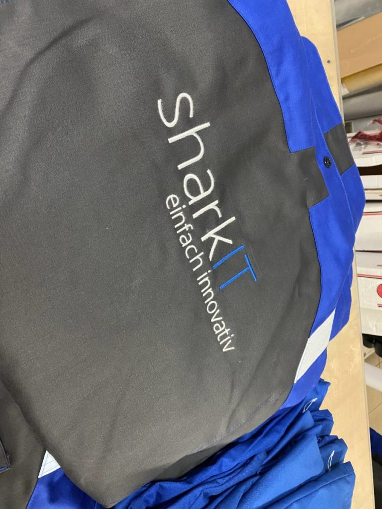 firmenkleidung mit logo jacke rücken
