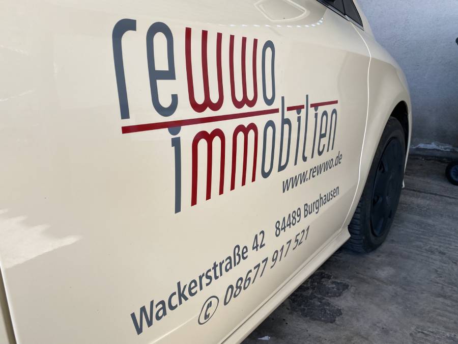 autobeklebung mit logo zweifarbig